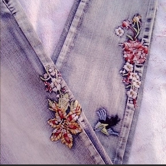 Rocks & Indigo Embroidered Crop Jeans 27 - Picture 10 of 13